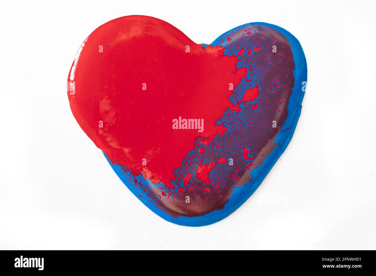 La vernice rossa e blu si mescola a forma di A. cuore Foto Stock