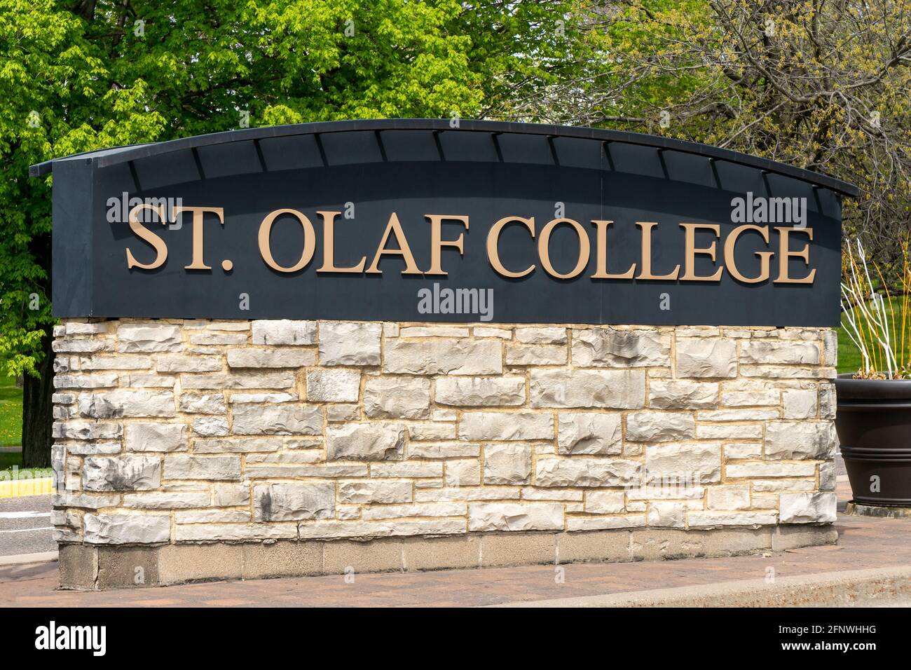 NORTHFIELD, MN, USA - 10 MAGGIO 2021 - cartello d'ingresso al campus del St. OLAF College. Foto Stock