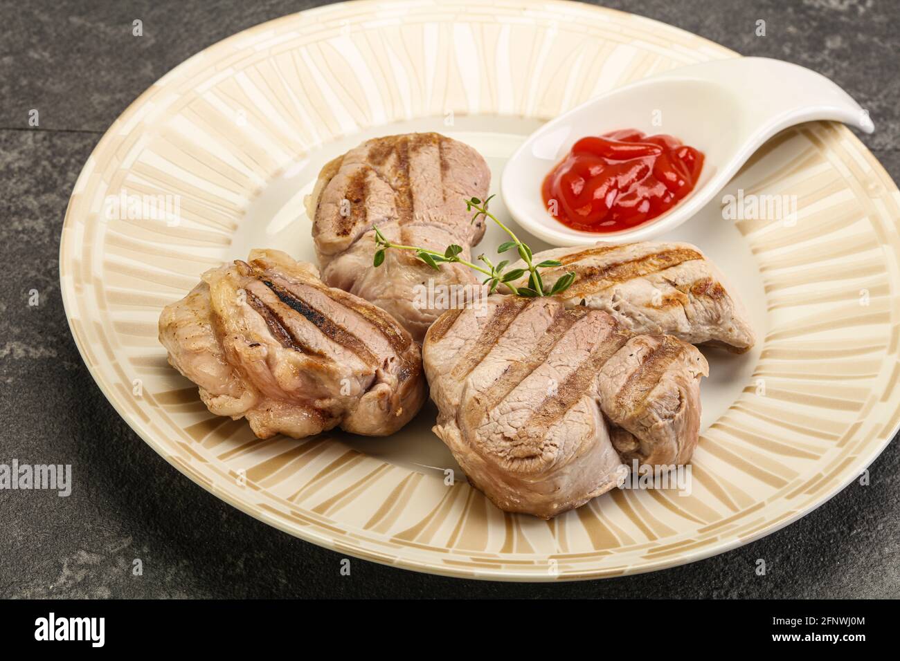 Filetto Di Maiale Alla Griglia Con Salsa Di Pomodoro Servito Timo Foto Stock Alamy