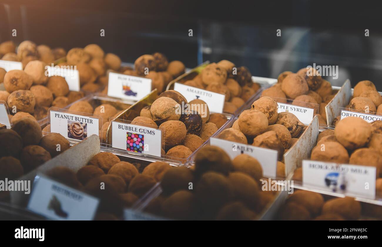 Mix di cioccolato in stile presente presso lo snack shop con illuminazione interna bassa. Foto Stock