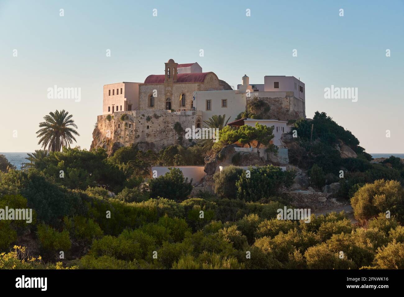 Sulla montagna Monastero di Chryskalitissa al crepuscolo luce molto soffusa e mediterraneo sullo sfondo Foto Stock