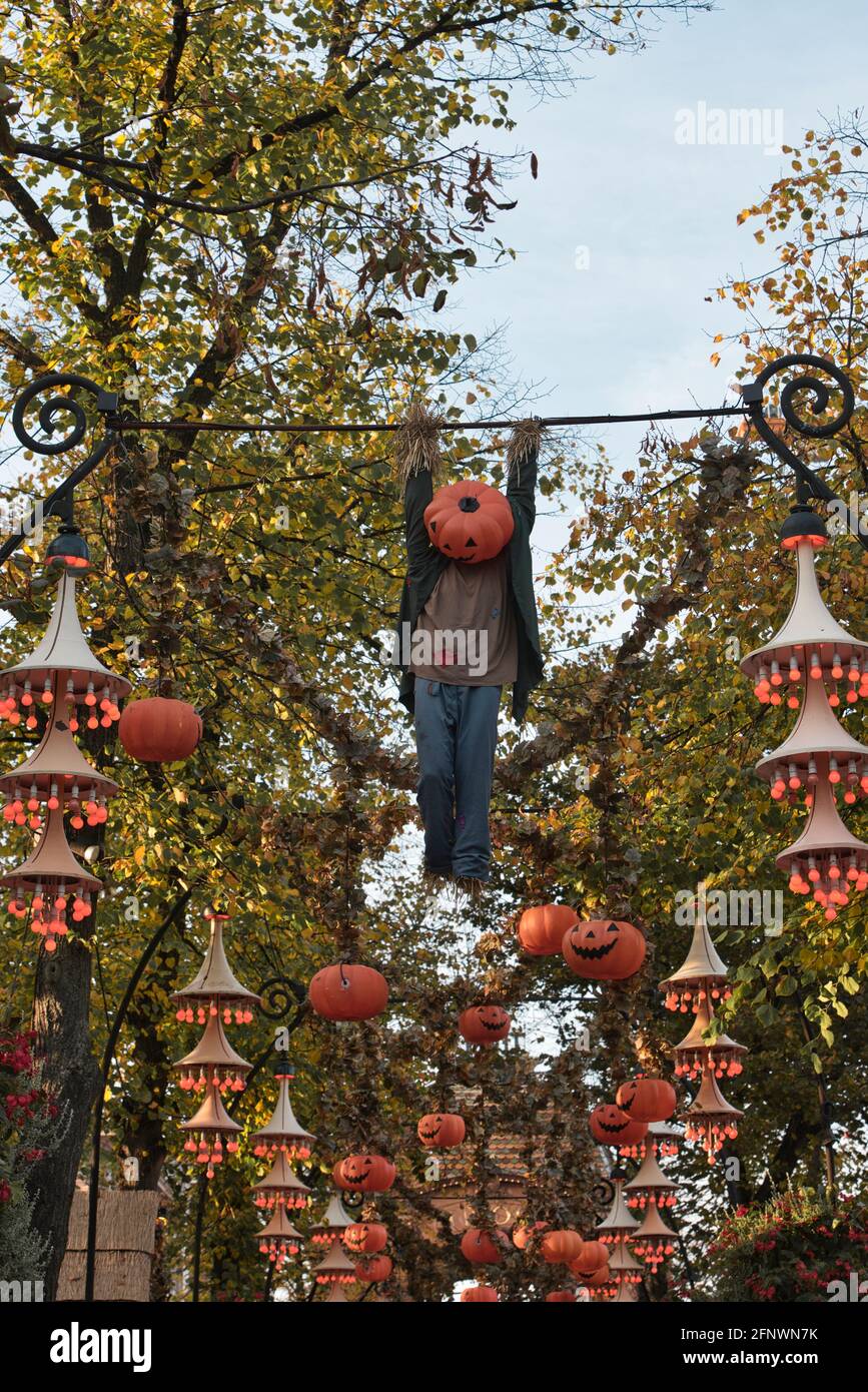 Decorazione di Halloween a Tivoli a Copenhagen, Danimarca. . Foto di alta qualità Halloween decorazione tema in un giardino pubblico all'aperto, zucche spaventose a terra. Foto Stock