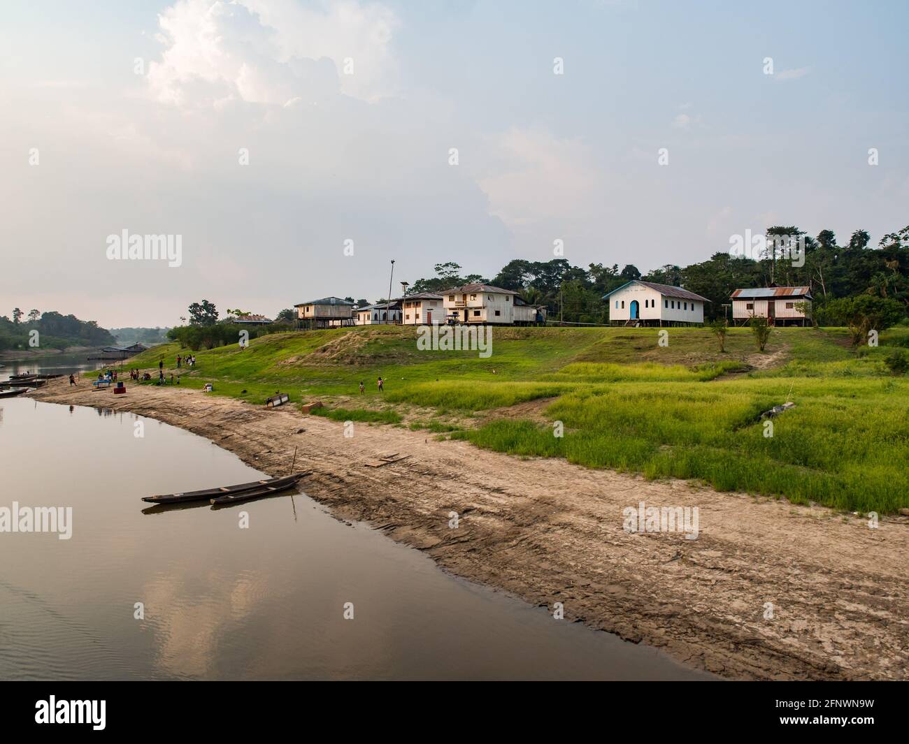 Fiume del Amazon, Perù - 12 Maggio 2016: piccolo villaggio sulla riva del Fiume Rio delle Amazzoni Foto Stock