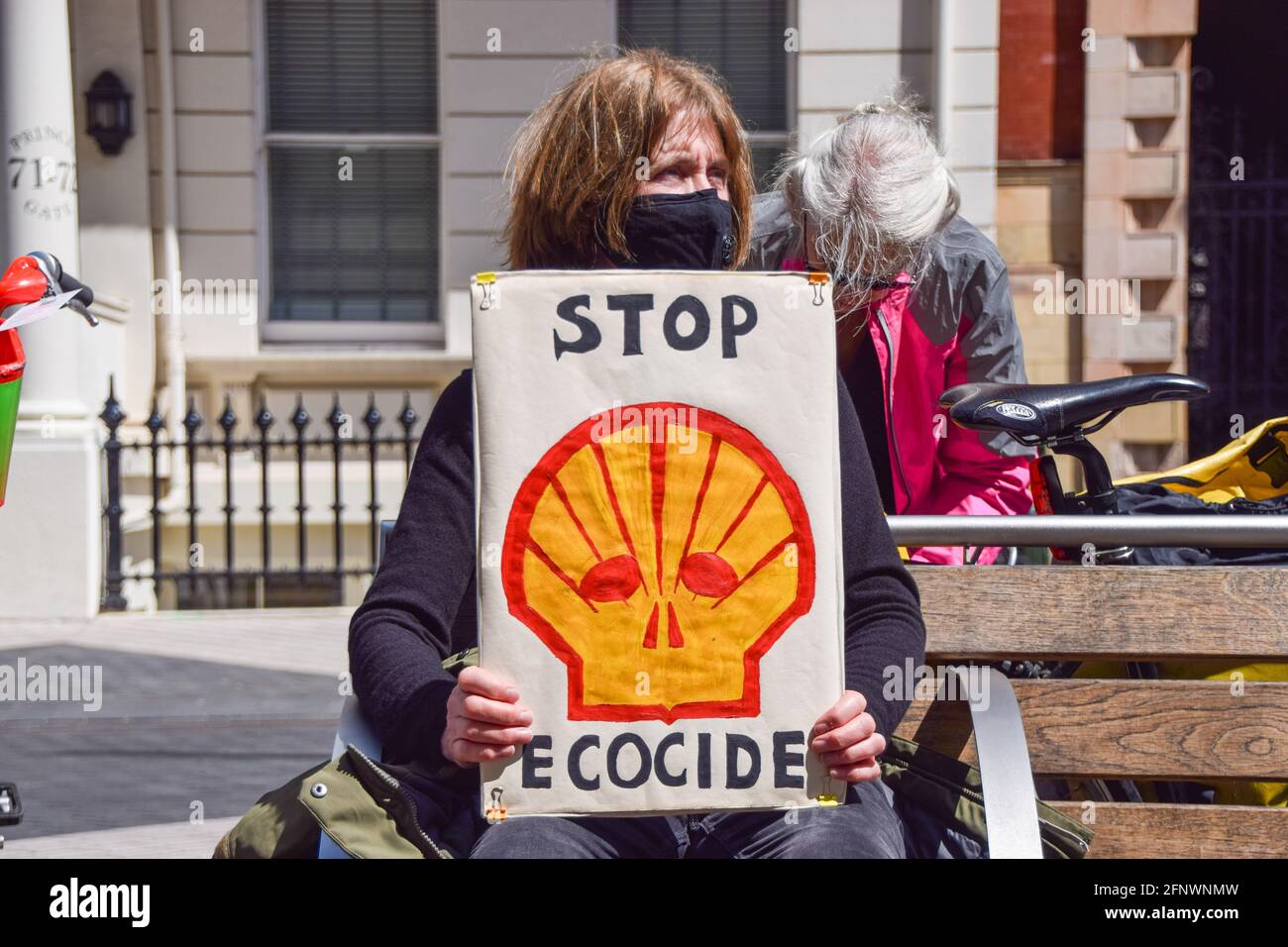 Londra, Regno Unito. 19 maggio 2021. I manifestanti della ribellione all'esterno del Museo della Scienza di South Kensington. Manifestanti e scienziati si sono riuniti sia all'interno che all'esterno del museo per dimostrare contro la sponsorizzazione del gigante petrolifero Shell della mostra Our Future Planet Climate Change. (Credit: Vuk Valcic / Alamy Live News) Foto Stock