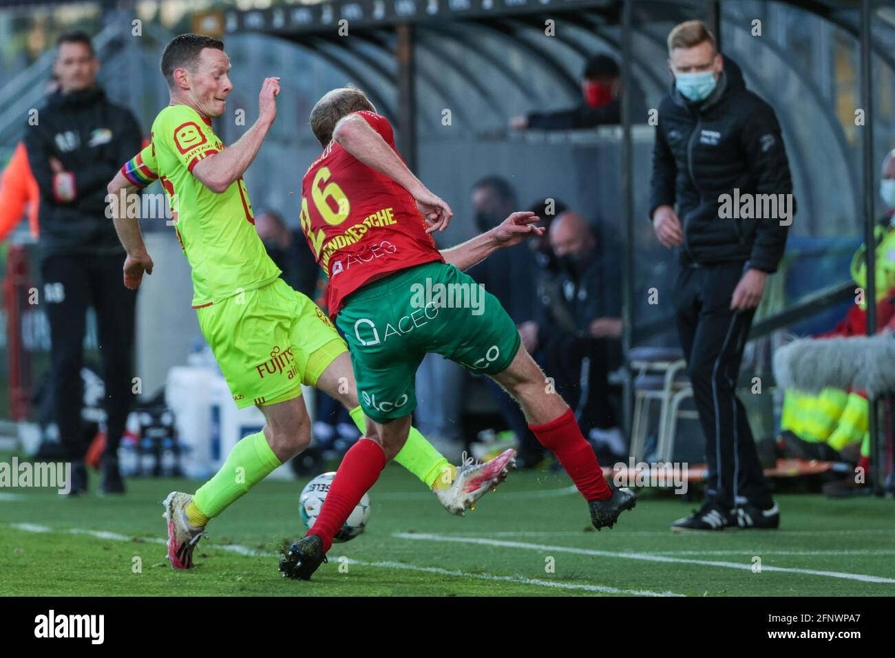 Kevin Vandendriessche di Ostenda e Rob Schoofs di Mechelen lottano per la palla durante una partita di calcio tra KV Ostenda e KV Mechelen, mercoledì 19 Foto Stock