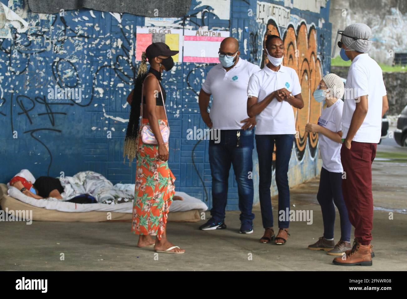 Salvador, Brasile. 19 maggio 2021. Senza tetto, in Salvador, (BA). Al terminal degli autobus di Aquidabã, uno dei luoghi principali dove un gran numero di senzatetto è concentrato, nel primo pomeriggio di questo Mercoledì, (19). Nella foto, azione del progetto Girassóis, del Servizio sanitario unificato (SUS), dove gli operatori sanitari ascoltano le persone che vivono per strada, circa la ricerca del posto migliore per distribuire un contenitore con assistenza sanitaria di base. Credit: Mauro Akiin Nassor/FotoArena/Alamy Live News Foto Stock