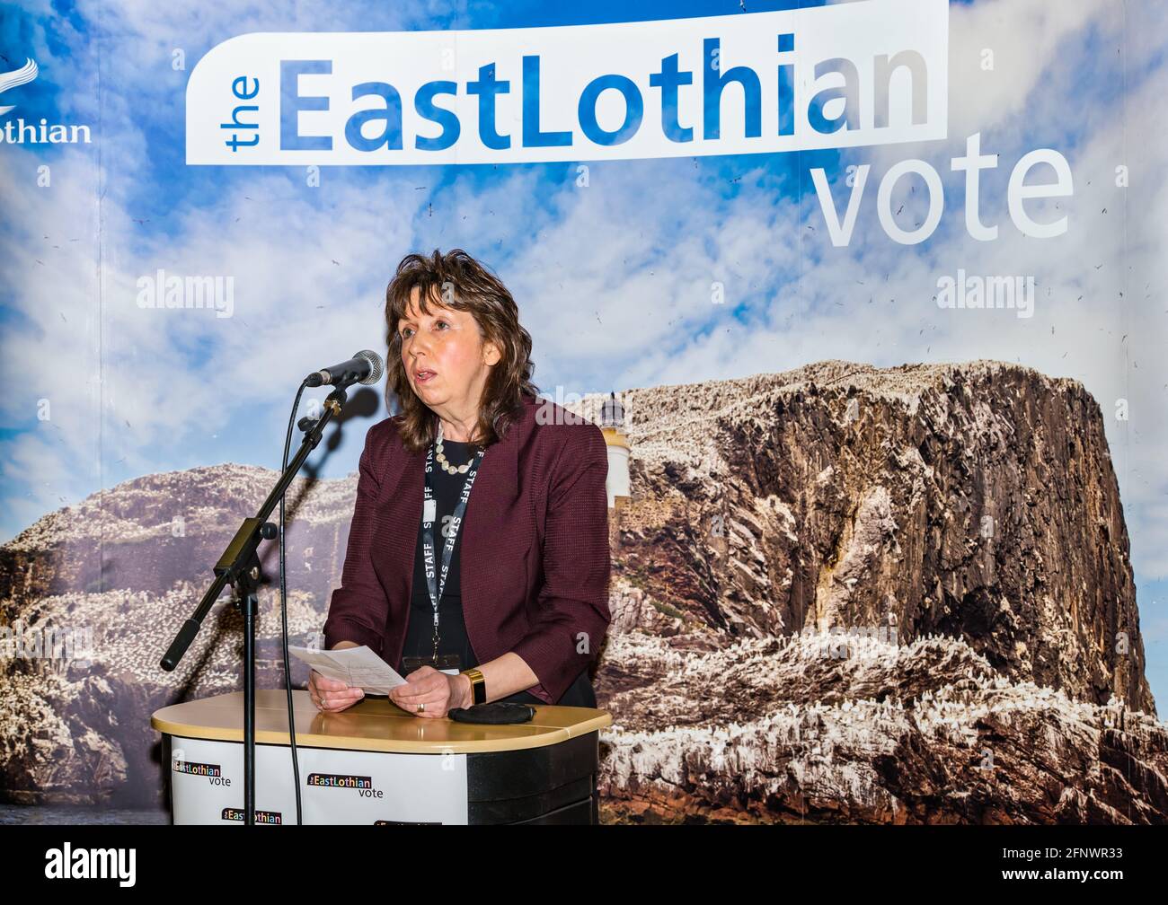 Monica Patterson, Presidente del Consiglio di Lothian orientale, annuncio dell'elezione del parlamento scozzese, centro sportivo di Meadowmill, East Lothian, Scozia Foto Stock
