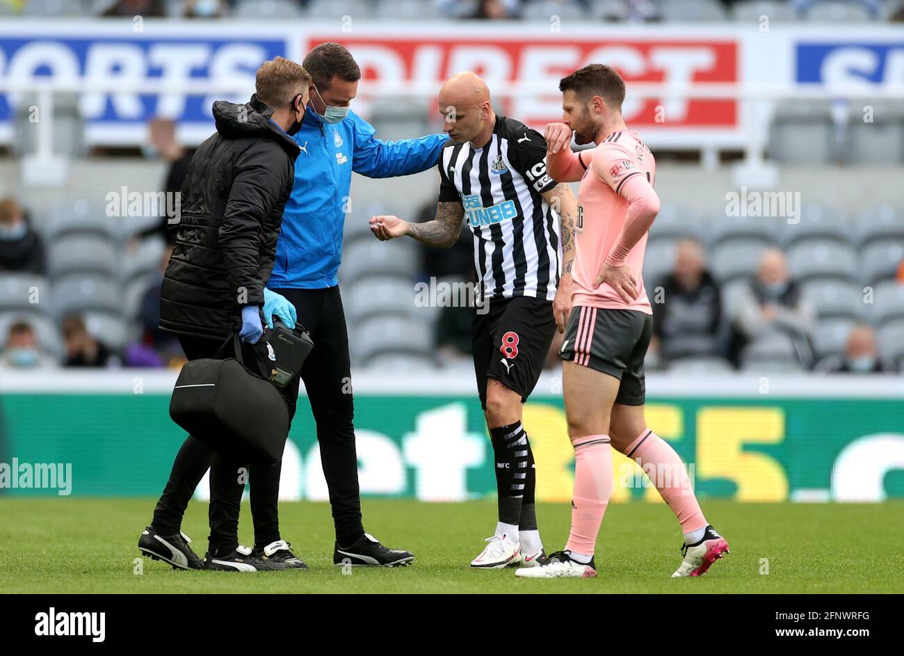 Jonjo Shelvey di Newcastle United viene curata dal personale medico dopo aver perso un dente durante la partita della Premier League al St. James' Park, Newcastle upon Tyne. Data immagine: Mercoledì 19 maggio 2021. Foto Stock