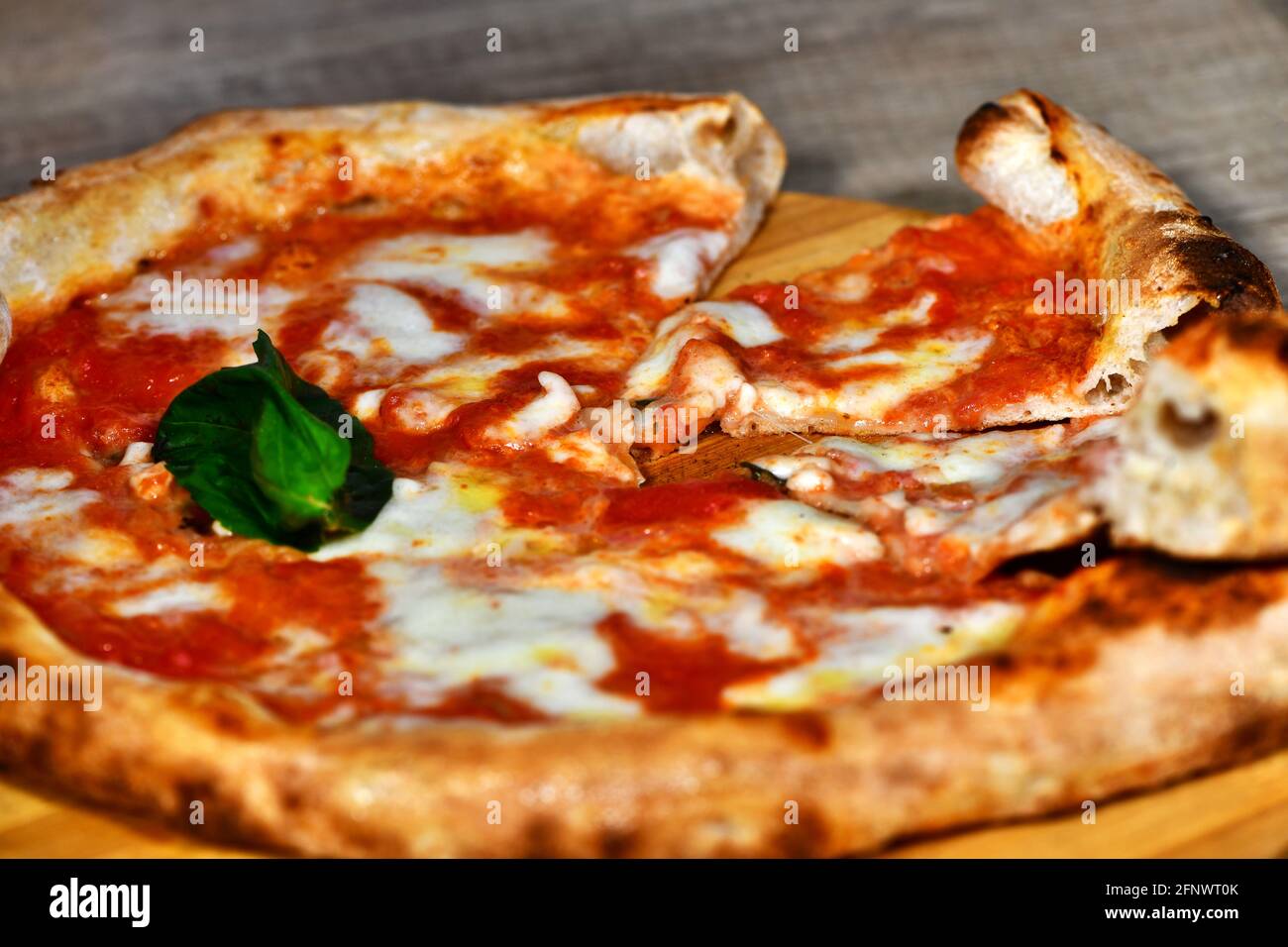 Pizza napoletana margherita a base di mozzarella, formaggio, mozzarella di bufala, salsa di pomodoro, basilico Foto Stock