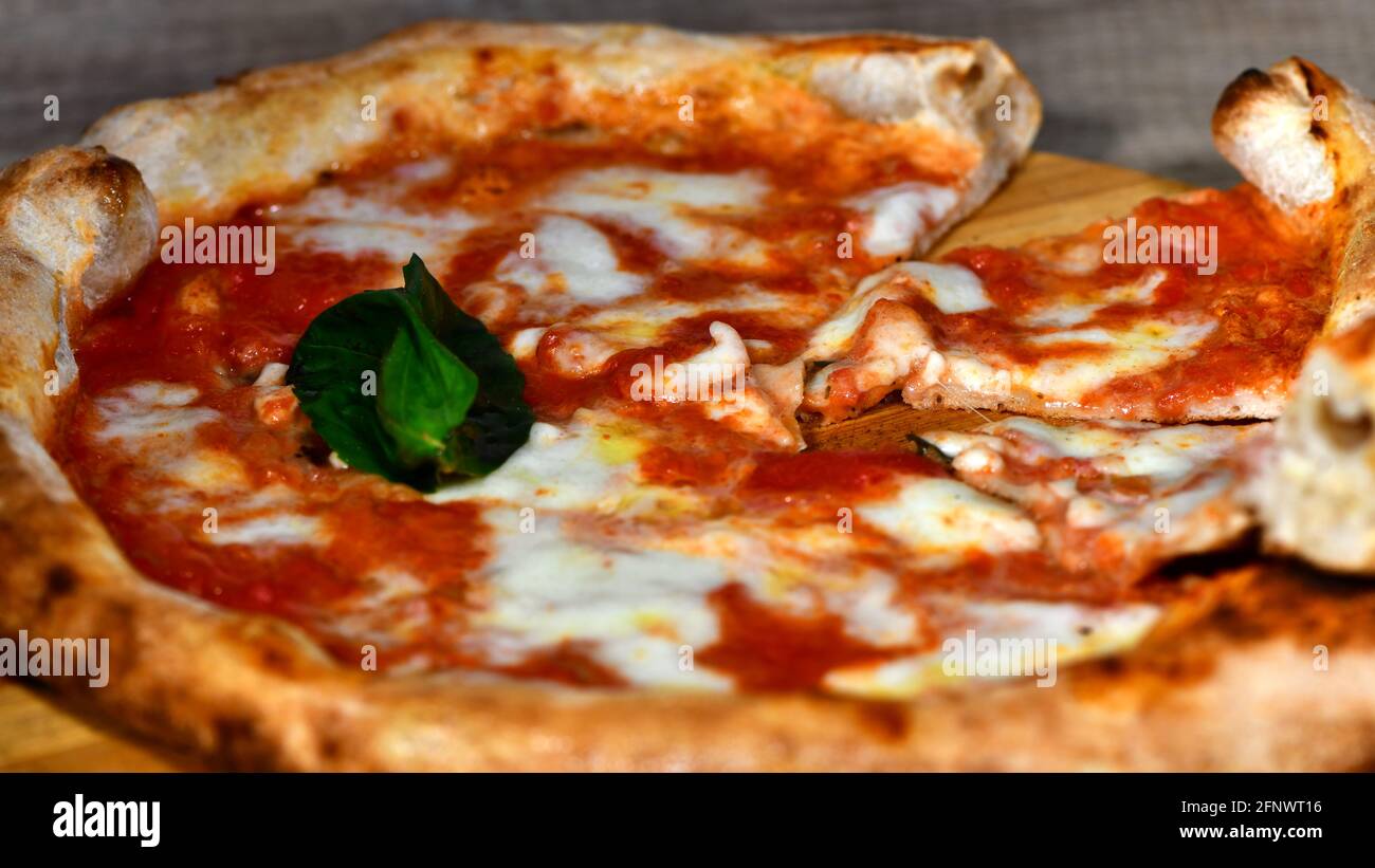Pizza napoletana margherita a base di mozzarella, formaggio, mozzarella di bufala, salsa di pomodoro, basilico Foto Stock