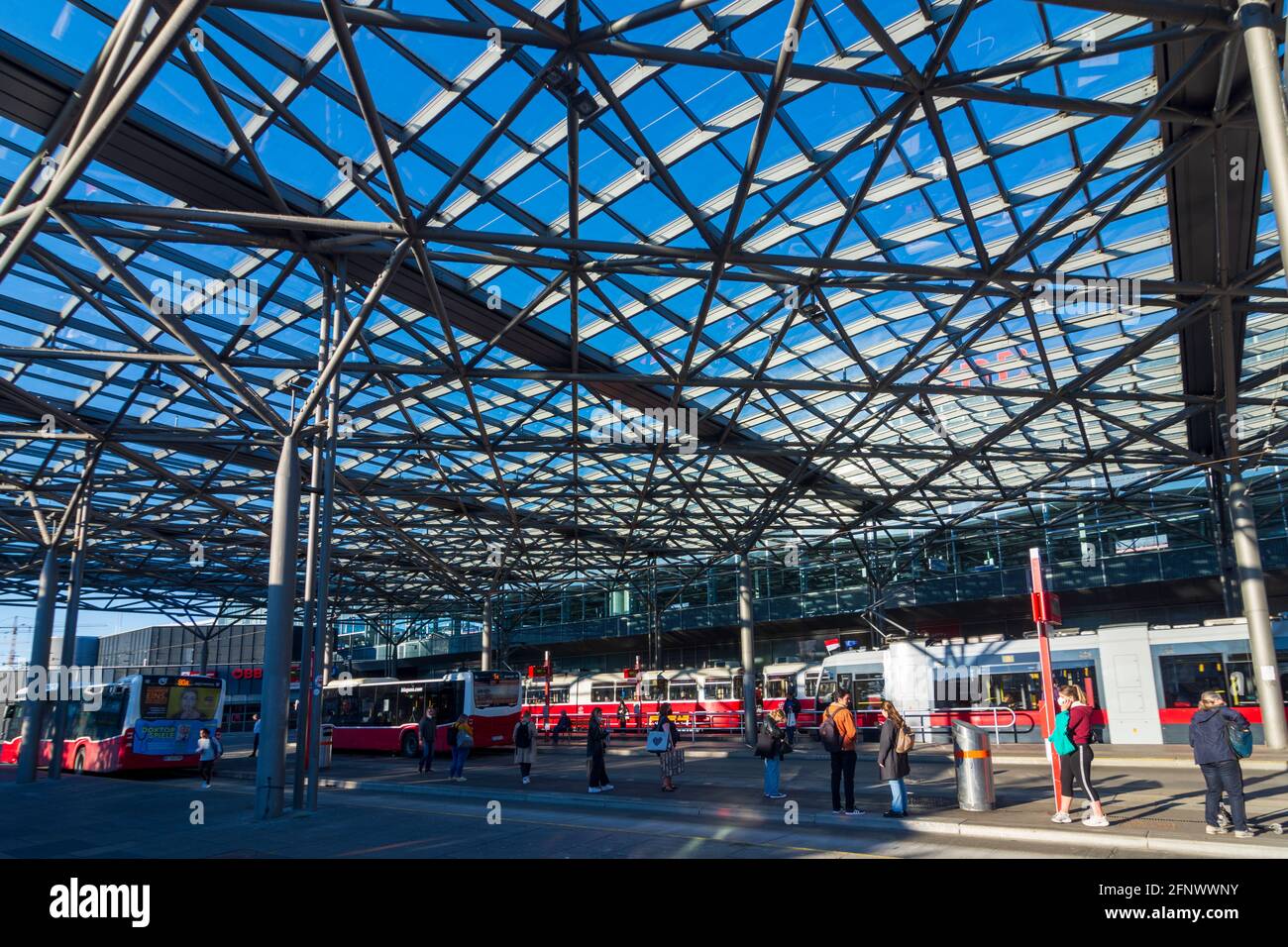 Wien, Vienna: Piazza e stazione ferroviaria Praterstern, tetto sopra autobus e fermata del tram nel 02. Leopoldstadt, Vienna, Austria Foto Stock