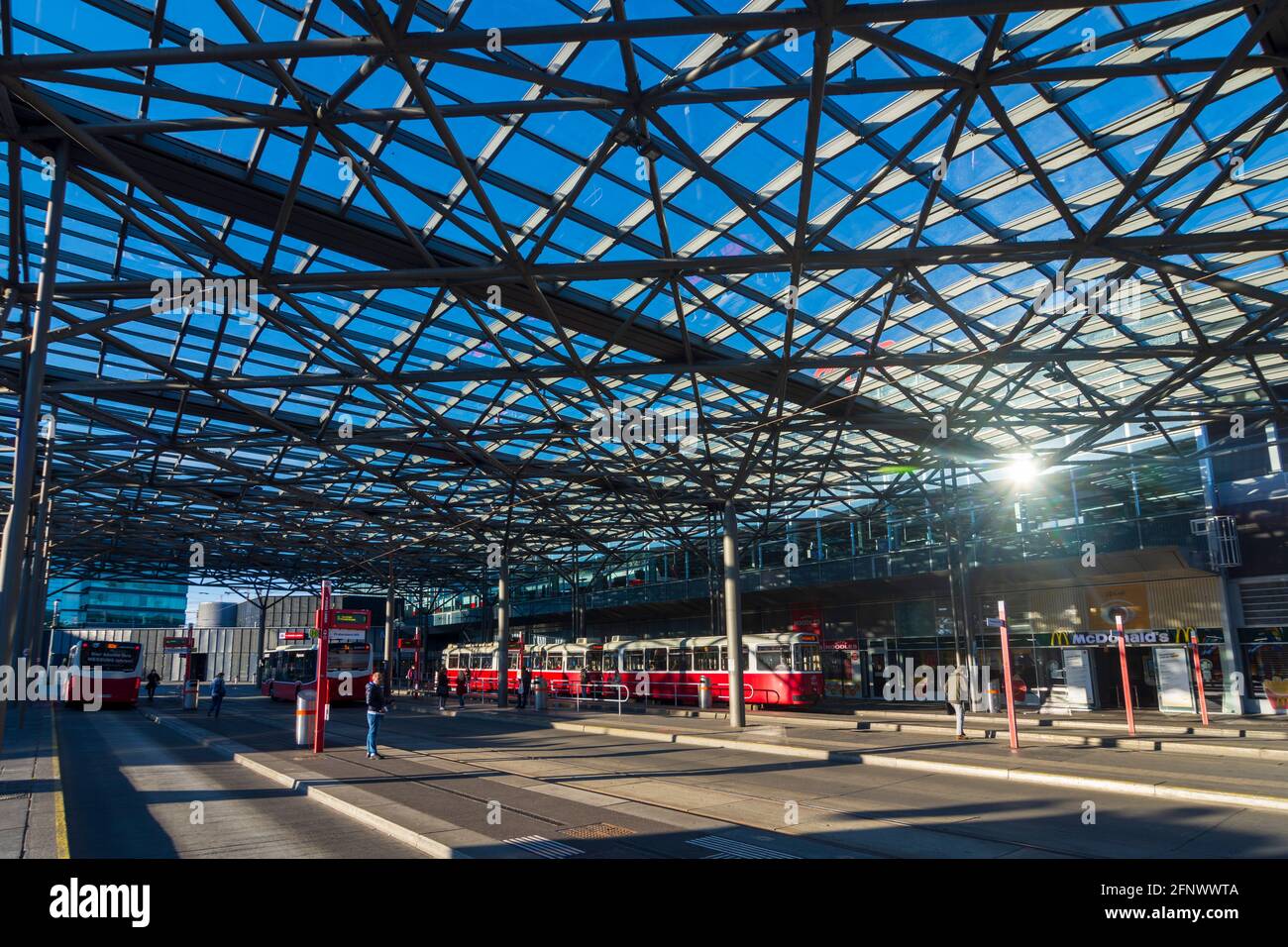 Wien, Vienna: Piazza e stazione ferroviaria Praterstern, tetto sopra autobus e fermata del tram nel 02. Leopoldstadt, Vienna, Austria Foto Stock