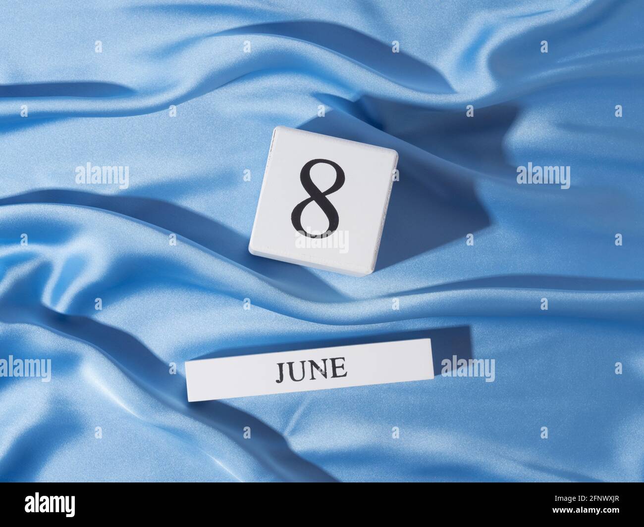 Giornata mondiale degli oceani data calendario 8 giugno su tessuto blu Foto Stock