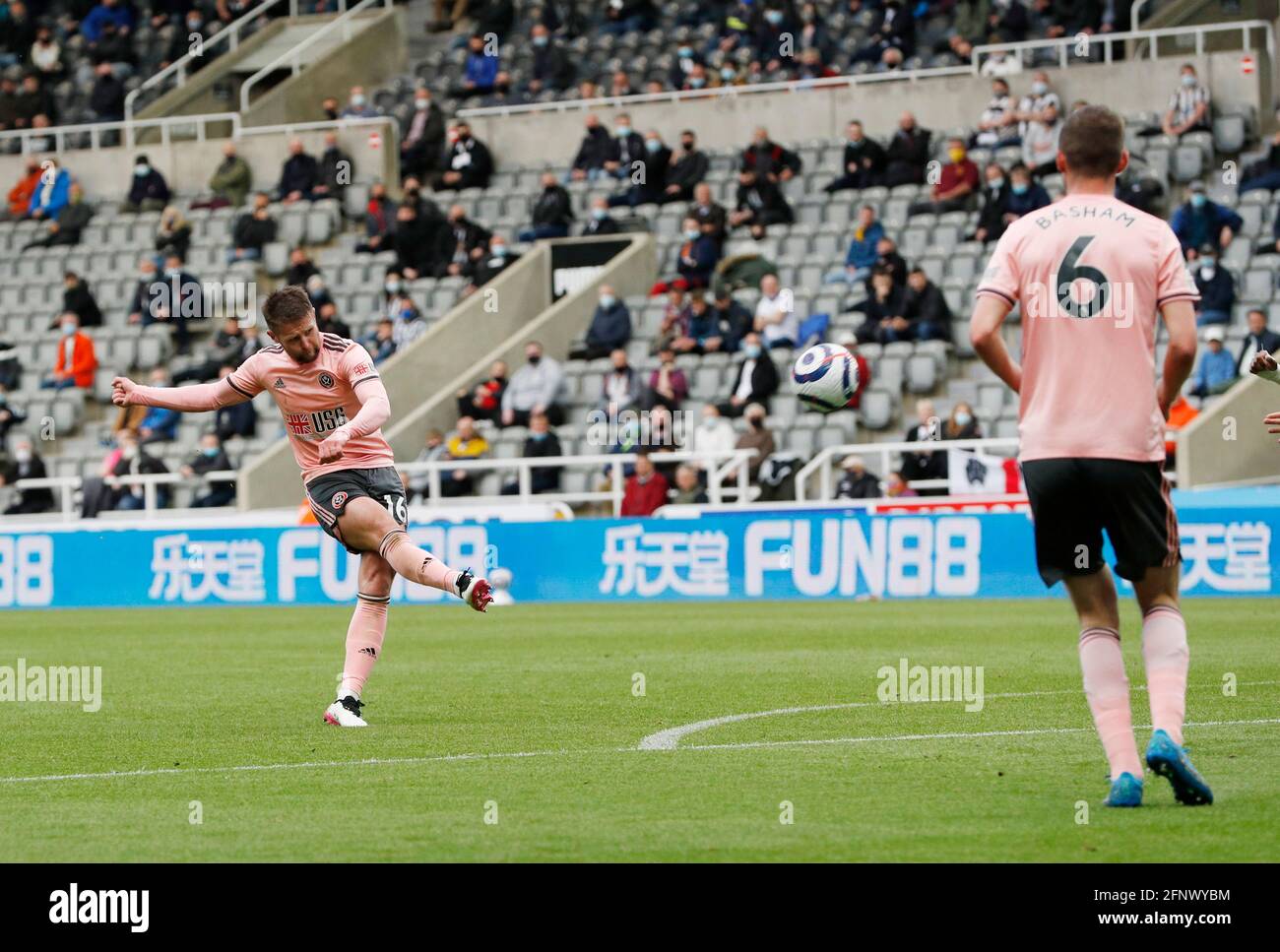 Newcastle, Inghilterra, 19 maggio 2021. Oliver Norwood di Sheffield Utd spara al bar da un Chris Basham durante la partita della Premier League al St. James's Park, Newcastle. Il credito immagine dovrebbe essere: Darren Staples / Sportimage Credit: Sportimage/Alamy Live News Foto Stock