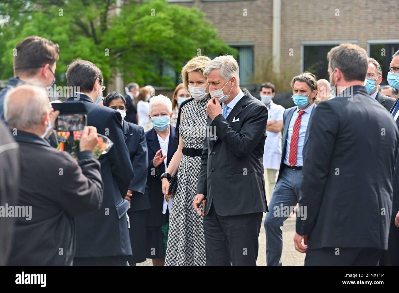 Regina Mathilde del Belgio e Re Filippo - Filip di Il Belgio parla con la gente durante una visita reale al Salvator Campus dell'ospedale Jessa di Has Foto Stock