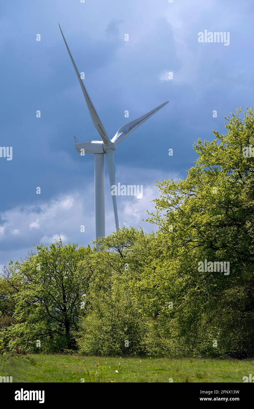 Turbina eolica contro un cielo grigio nuvoloso a Penyfan Pond, vicino a Blackwood, Galles del Sud. Foto Stock
