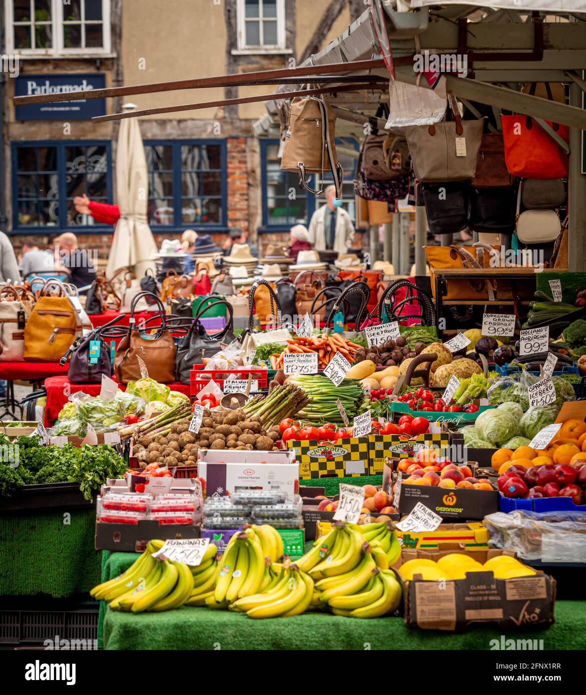 Bancarella di frutta e verdura al mercato di Shambles, York, Regno Unito. Foto Stock