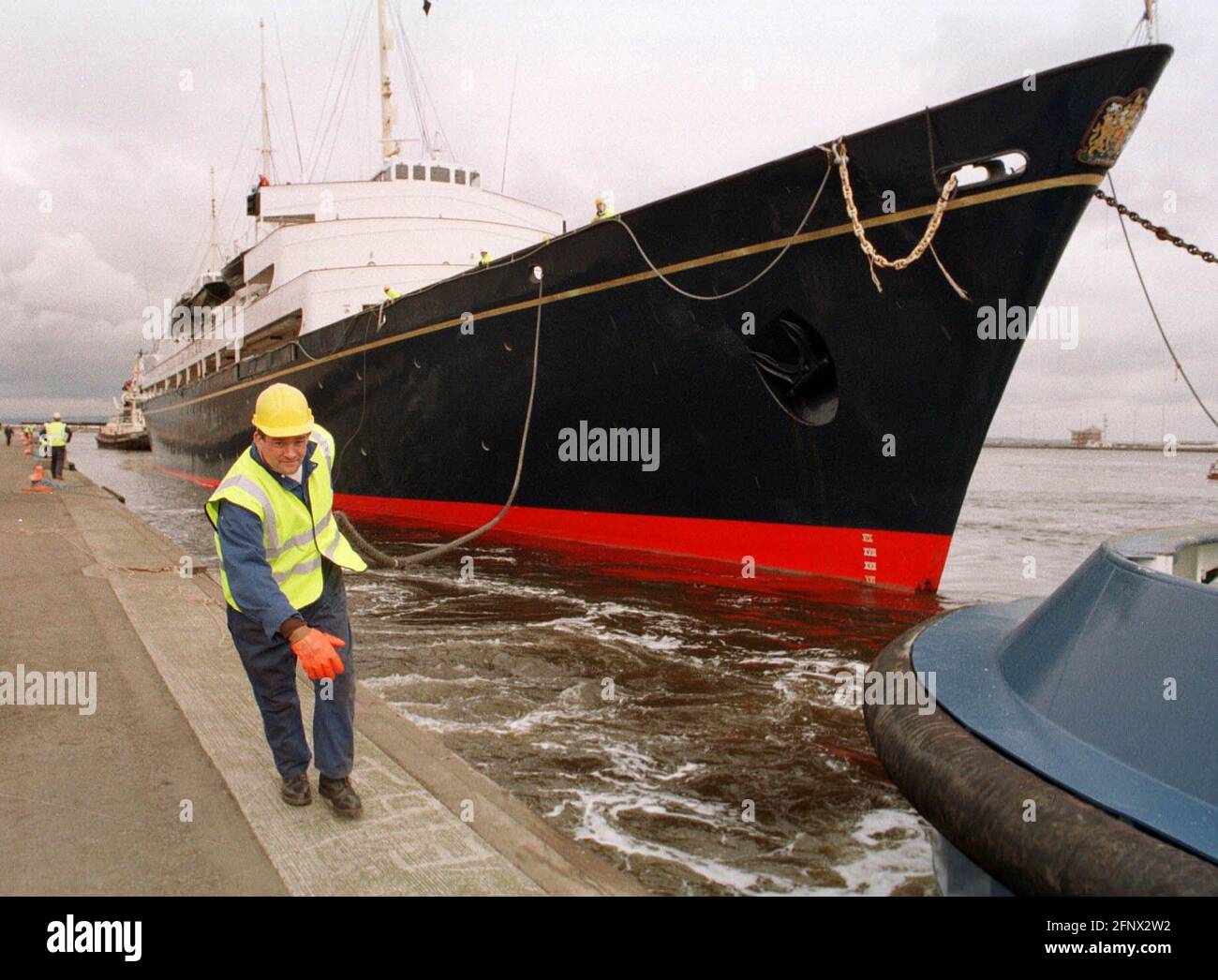 Il Royal Yacht Britannia arriva all'Ocean Liner Terminal, Leith, Edimburgo, dopo il suo ultimo viaggio dove doveva diventare un'attrazione turistica. Martedì, 5/5/98. Foto Stock