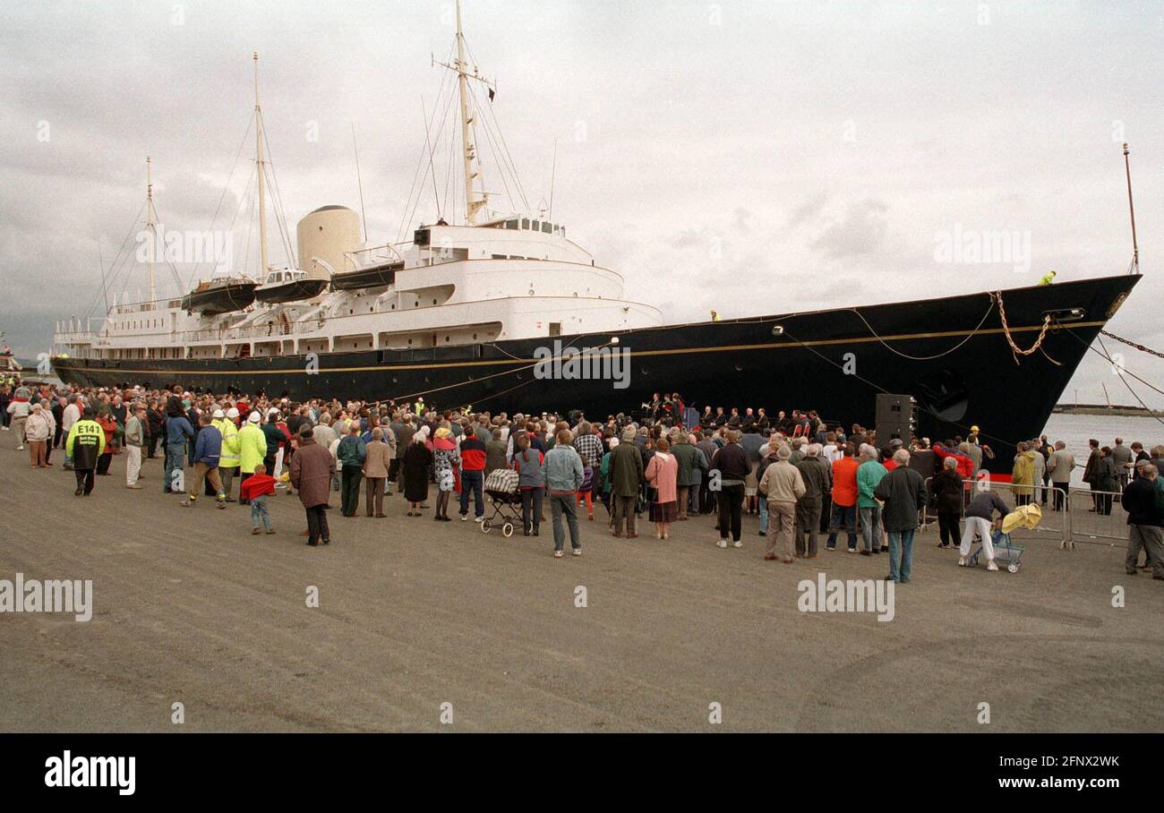 Il Royal Yacht Britannia arriva all'Ocean Liner Terminal, Leith, Edimburgo, dopo il suo ultimo viaggio dove doveva diventare un'attrazione turistica. Martedì, 5/5/98. Foto Stock