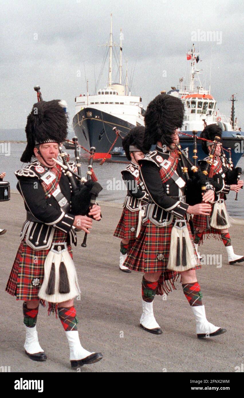 La Lothian e Borders Police Pipe Band si esibiscono mentre il Royal Yacht Britannia arriva all'Ocean Liner Terminal, Leith, Edimburgo dopo il suo ultimo viaggio dove doveva diventare un'attrazione turistica. Martedì, 5/5/98. Foto Stock