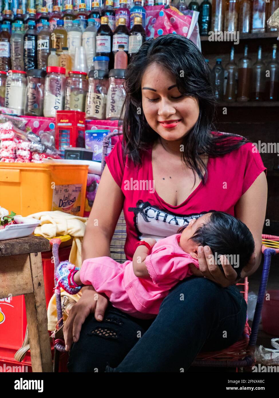 Iquitos, Perù - 06 dicembre 2018: Donna con bambino sul mercato con vari tipi di carne, pesce e frutta. Mercato di Belen. America Latina. Belén Foto Stock