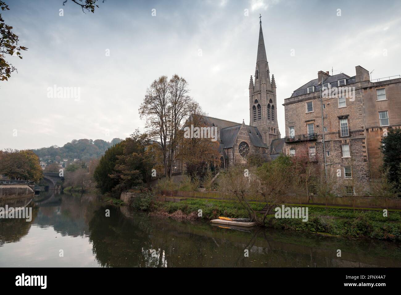 Bath, Somerset, Regno Unito. Vista sulla città vecchia con la Chiesa di San Giovanni Evangelista Foto Stock