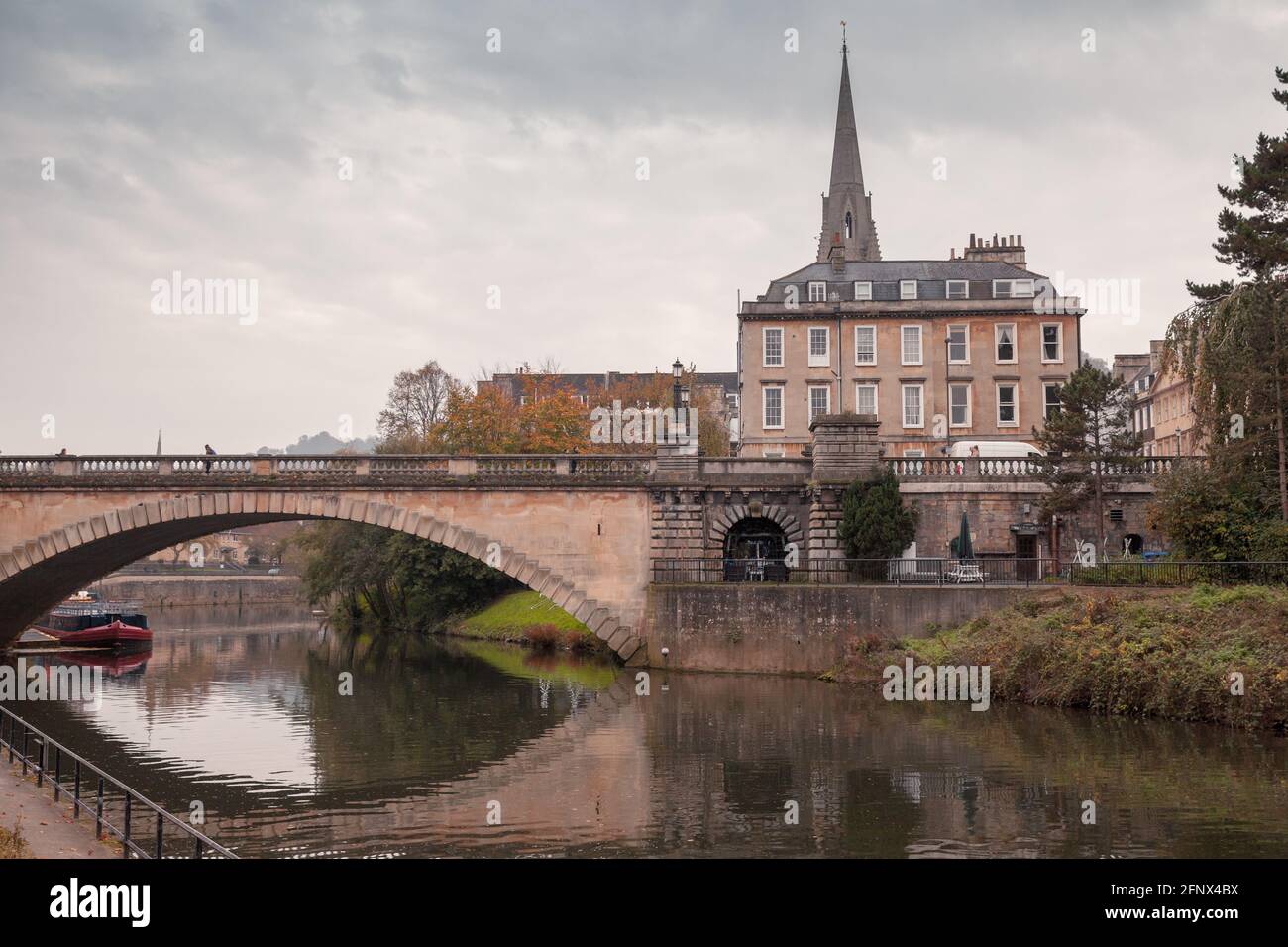 Bagno, Somerset. Regno Unito. Vista sulla città vecchia con la chiesa di San Giovanni Evangelista e il ponte ad arco sul fiume Avon Foto Stock