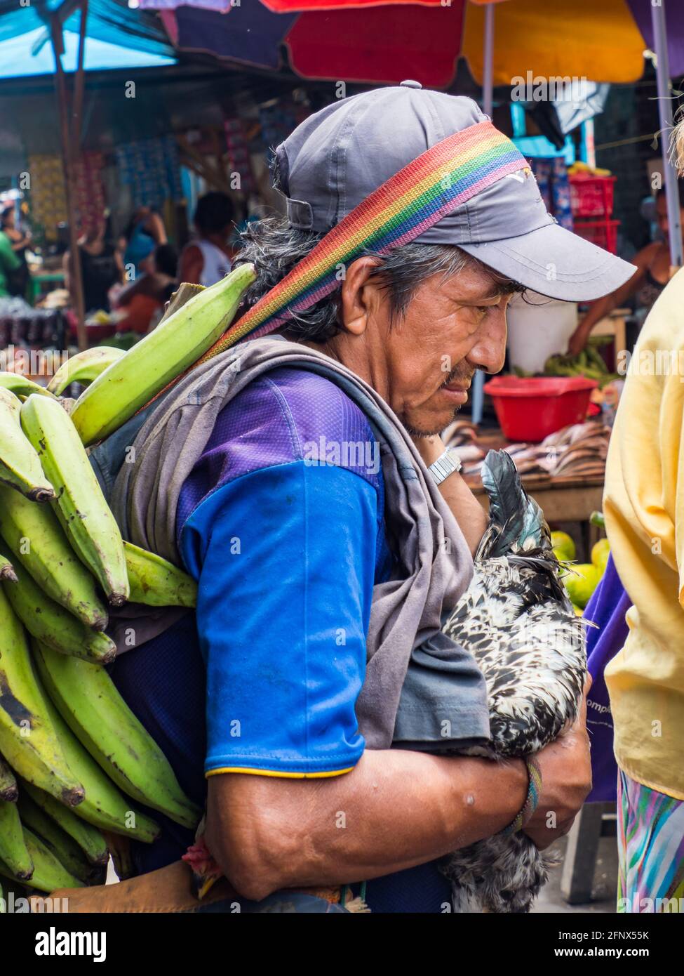 Iquitos, Perù - Dec2019: Ritratto di una donna con una pelle rossa che vende banane e gallina sul bazar Belen (mercato Belén), città di Iquitos sulle rive del Foto Stock