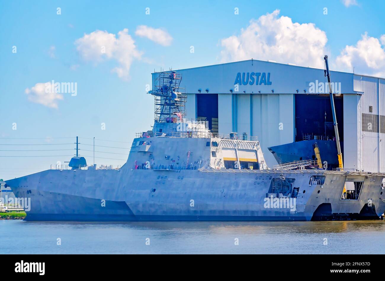 La USS Canberra (LCS 30), una nave da combattimento litoraneo, è attraccata nello stabilimento di produzione navale Austal USA sul Mobile River, il 14 maggio 2021, a Mobile, Alao. Foto Stock