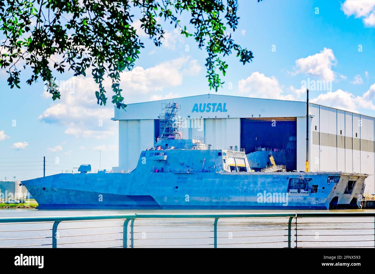 La USS Canberra (LCS 30), una nave da combattimento litoraneo, è attraccata nello stabilimento di produzione navale Austal USA sul Mobile River, il 14 maggio 2021, a Mobile, Alao. Foto Stock