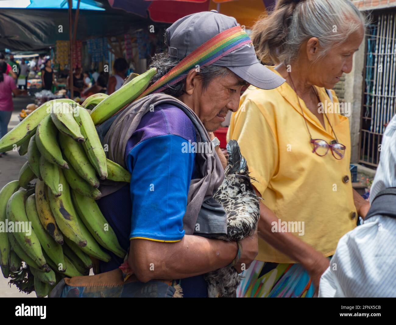 Iquitos, Perù - Dec2019: Ritratto di una donna con una pelle rossa che vende banane e gallina sul bazar Belen (mercato Belén), città di Iquitos sulle rive del Foto Stock