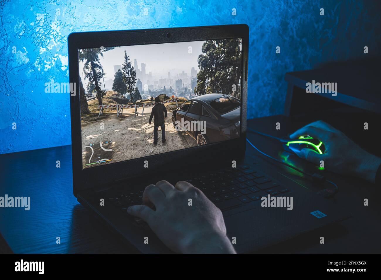 Persona che gioca al videogioco GTA V sul computer Foto Stock