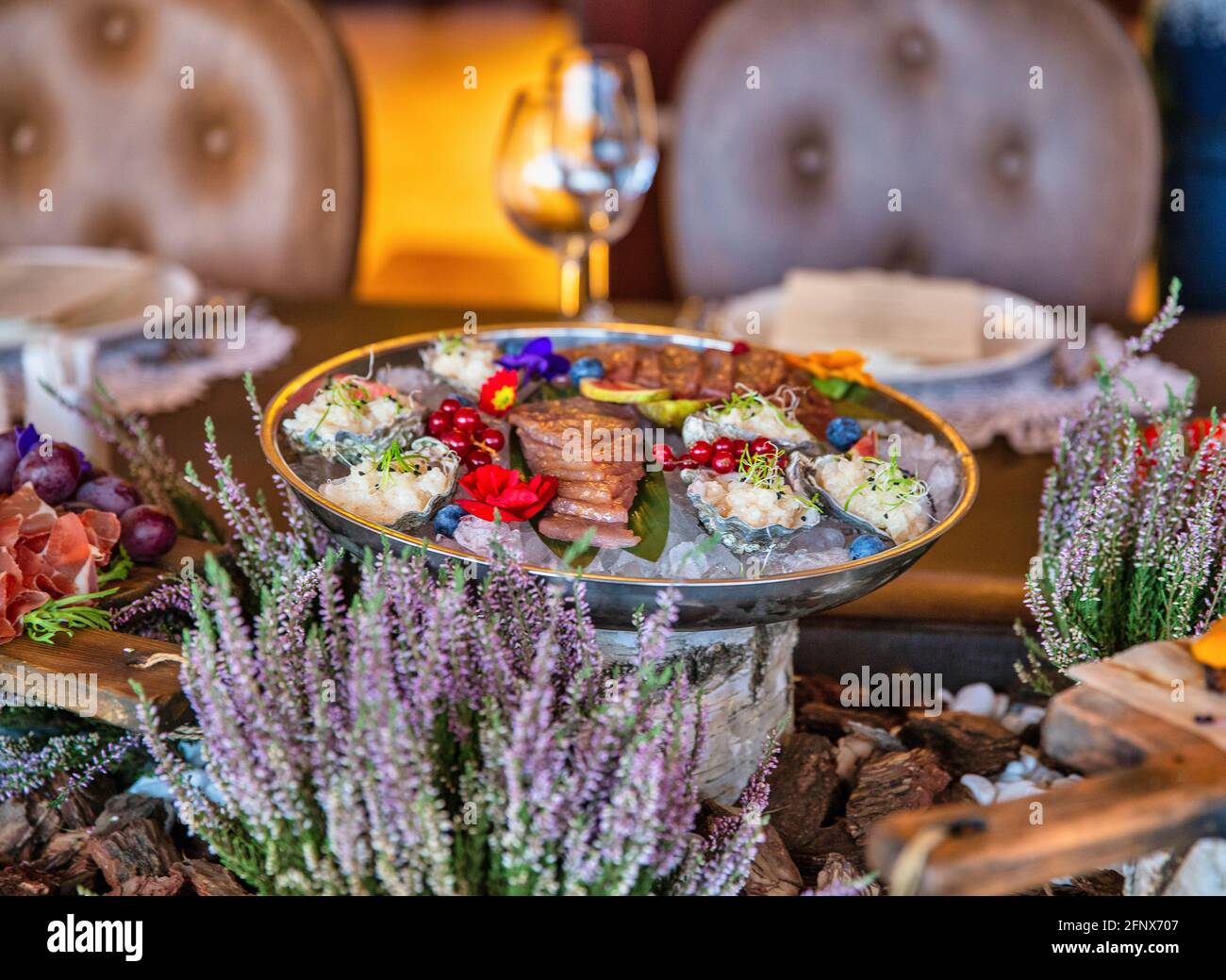 tartare di tonno di pesce e carpaccio di capesante su ghiaccio serviti in la terrazza del ristorante Foto Stock