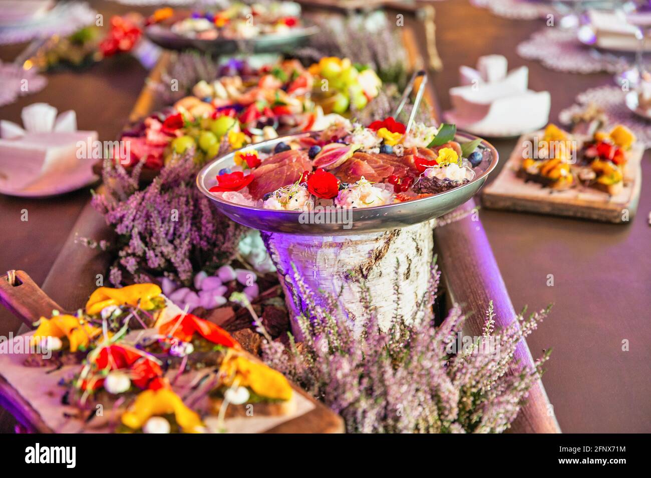 tartare di tonno di pesce e carpaccio di capesante su ghiaccio serviti in la terrazza del ristorante Foto Stock
