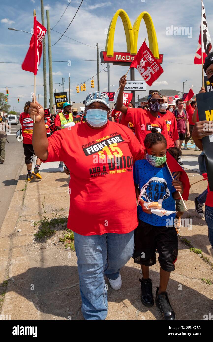 Detroit, Michigan, Stati Uniti. 19 maggio 2021. I lavoratori del fast food si radunano in un ristorante McDonald's per un salario minimo di 15 dollari. Faceva parte di uno sciopero di un giorno contro McDonald's in 15 città. Credit: Jim West/Alamy Live News Foto Stock