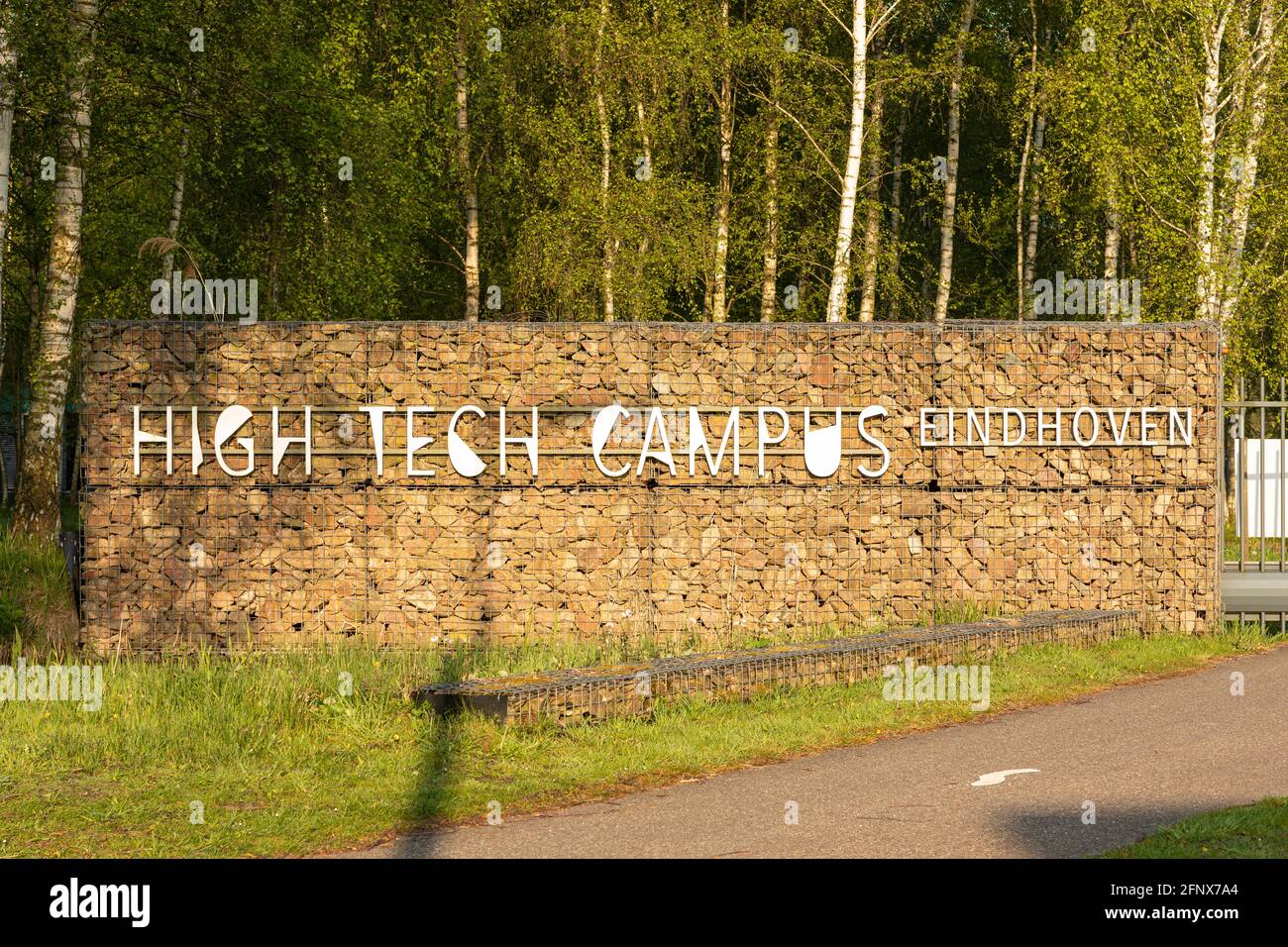 Eindhoven, Paesi Bassi, 3 maggio 2021. L'ingresso di testo del campus High Tech, circondato dal verde in una giornata di sole in primavera Foto Stock