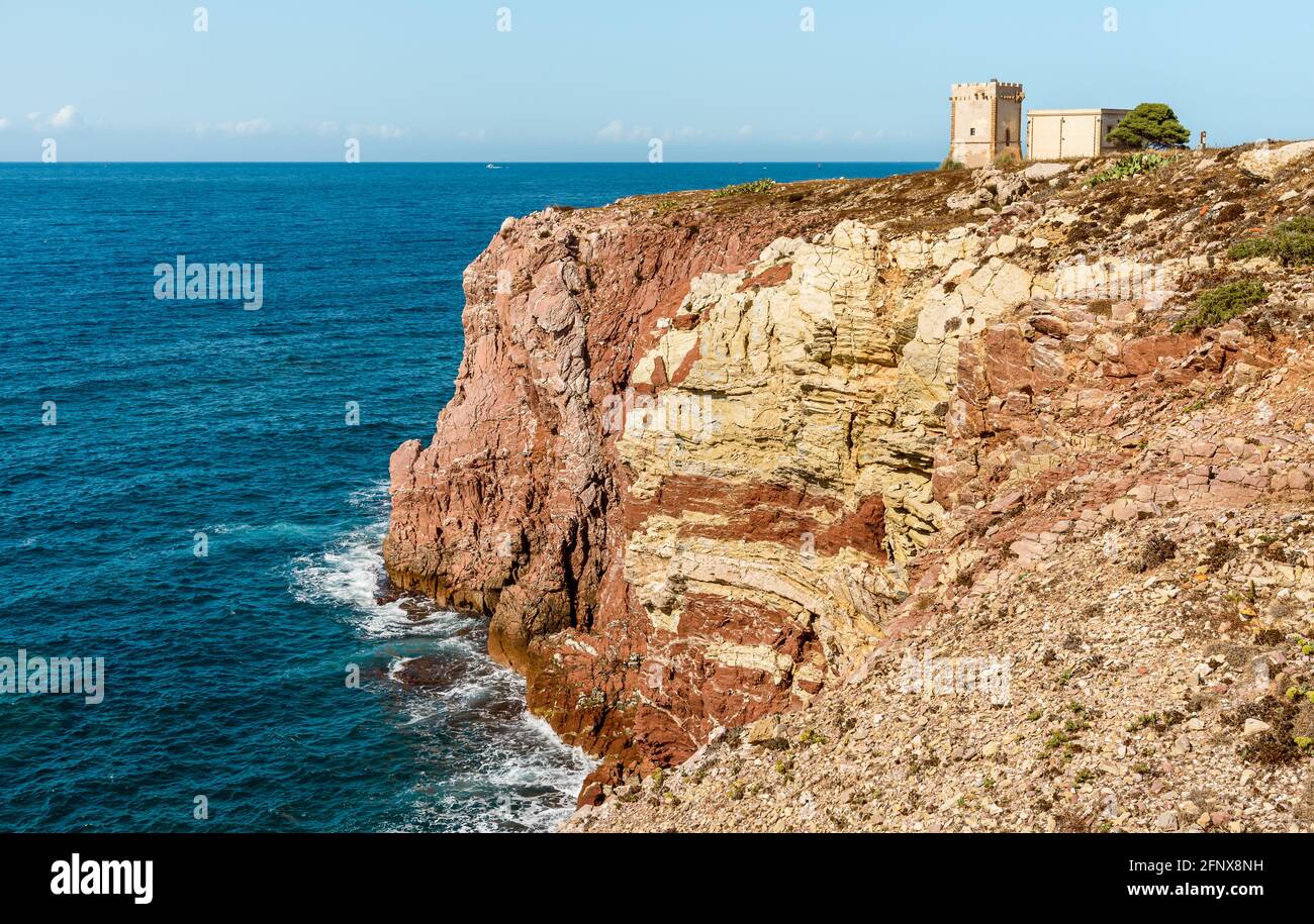 La Torre Alba, o Torre di Cala Rossa, è una torre difensiva situata sulla costa del Mediterraneo a Terrasini, provincia di Palermo, Sicilia, Italia Foto Stock
