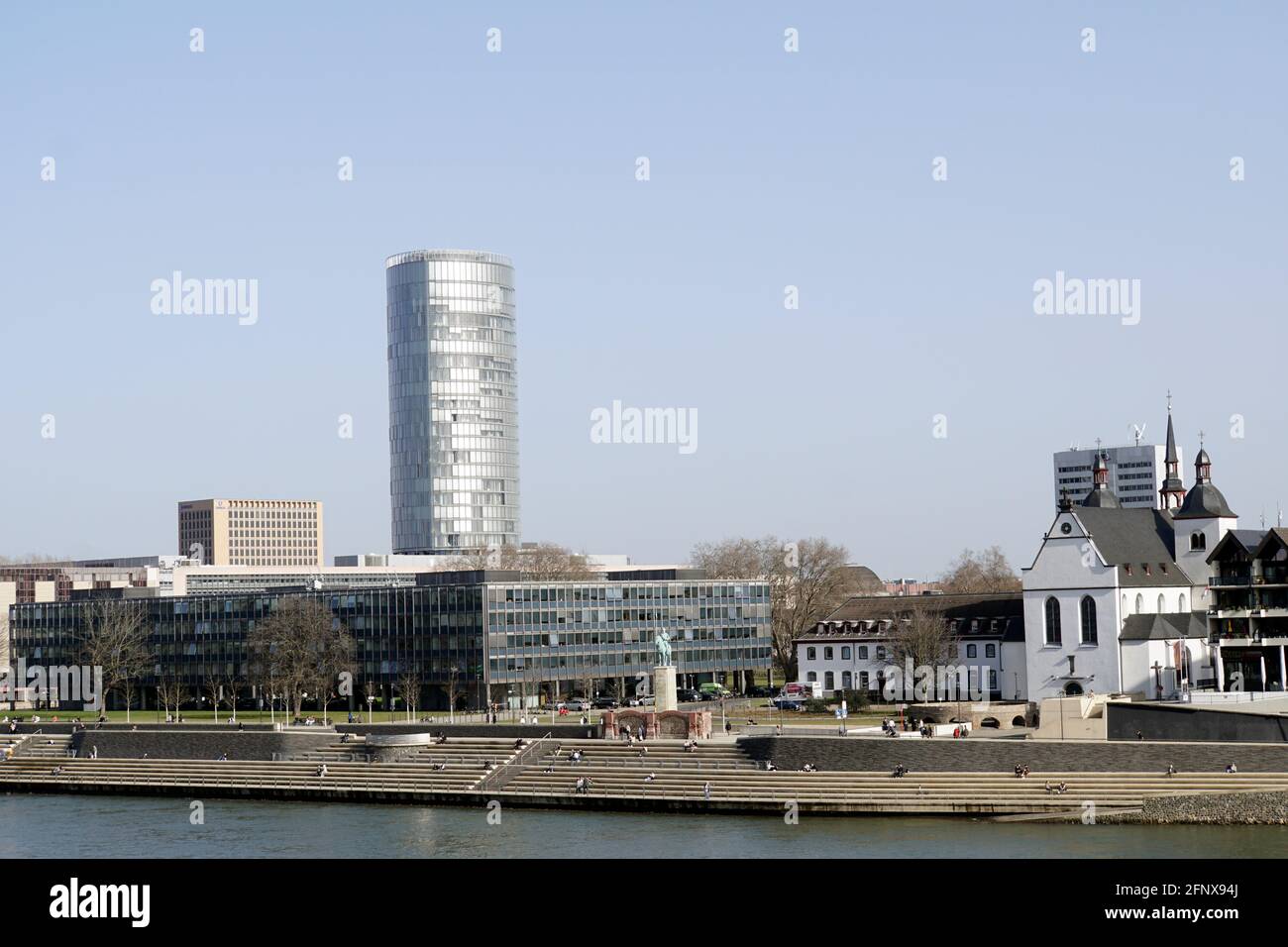 KoelnTriangle, Hochhaus mit Schweiz- Aussichtsplattform, rechts Alt St. Heribert, Deutschland, Nordrhein-Westfalen, Köln-Deutz Foto Stock