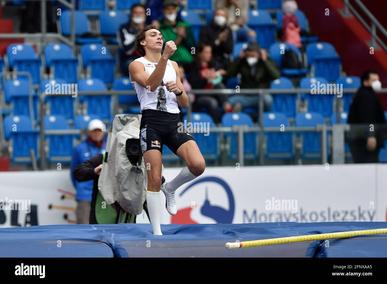 Ostrava, Repubblica Ceca. 19 maggio 2021. Armand Duplantis di Svezia compete in pole-vault all'atletica Zlata Tretra (Golden Spike) Continental Tour - Gold Athletic Event a Ostrava, Repubblica Ceca, 19 maggio 2021. Credit: Jaroslav Ozana/CTK Photo/Alamy Live News Foto Stock