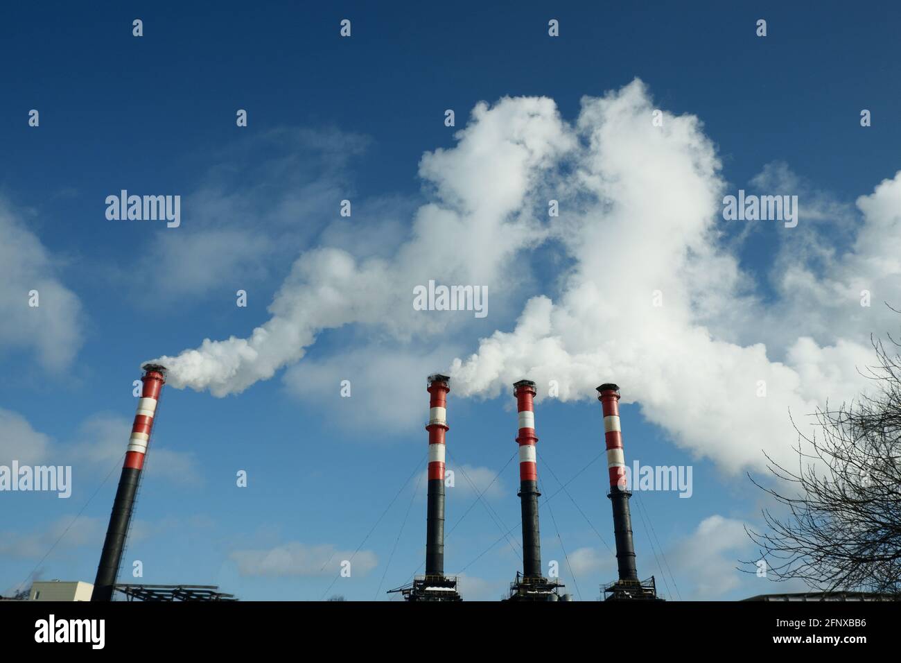 Il fumo proveniente dai camini di fabbrica inquina l'atmosfera. Concetto ambientale. Foto Stock