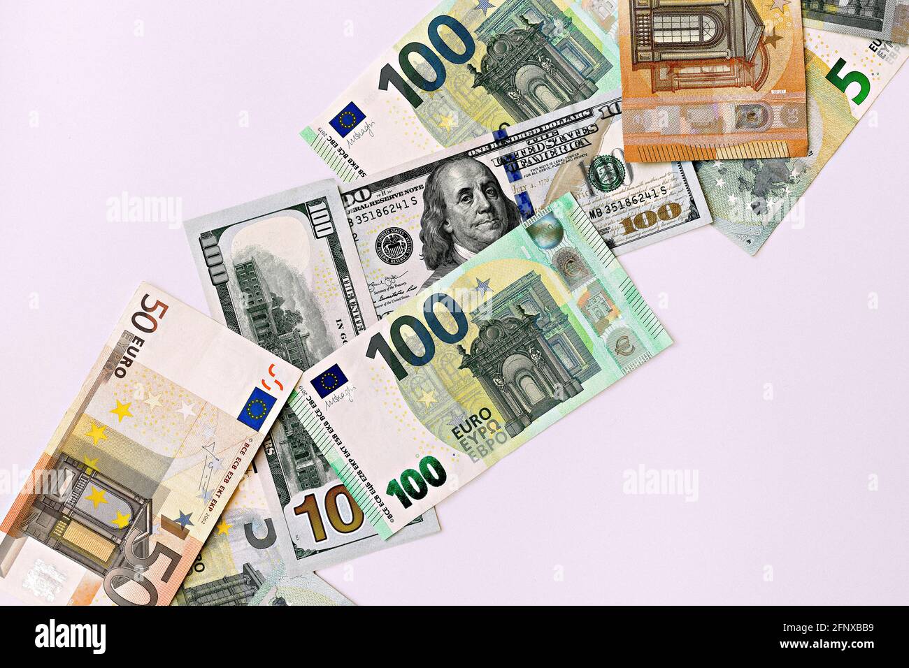 vista panoramica delle banconote in dollari e in euro come sfondo Foto Stock