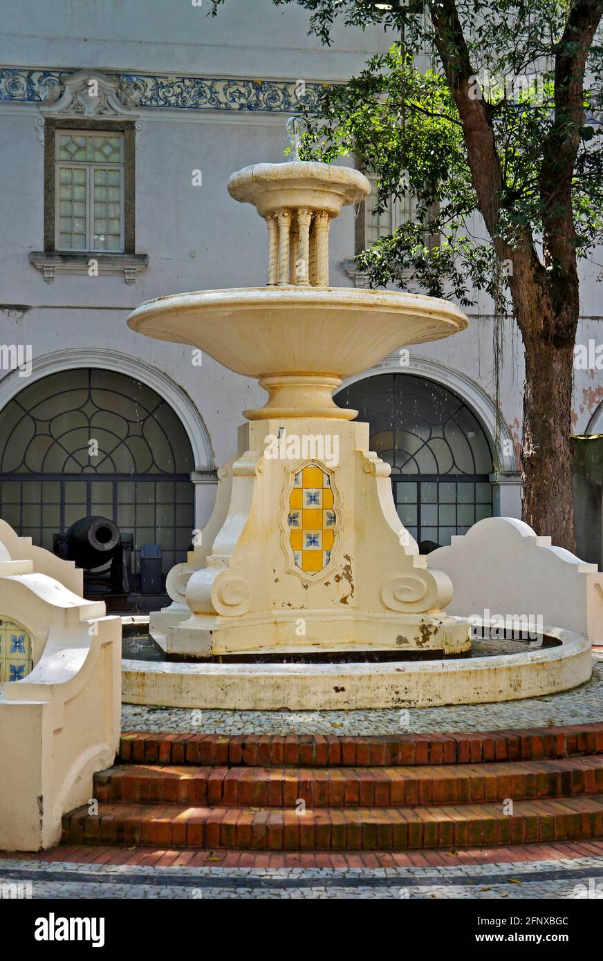 Vecchia fontana nel patio, Rio de Janeiro, Brasile Foto Stock