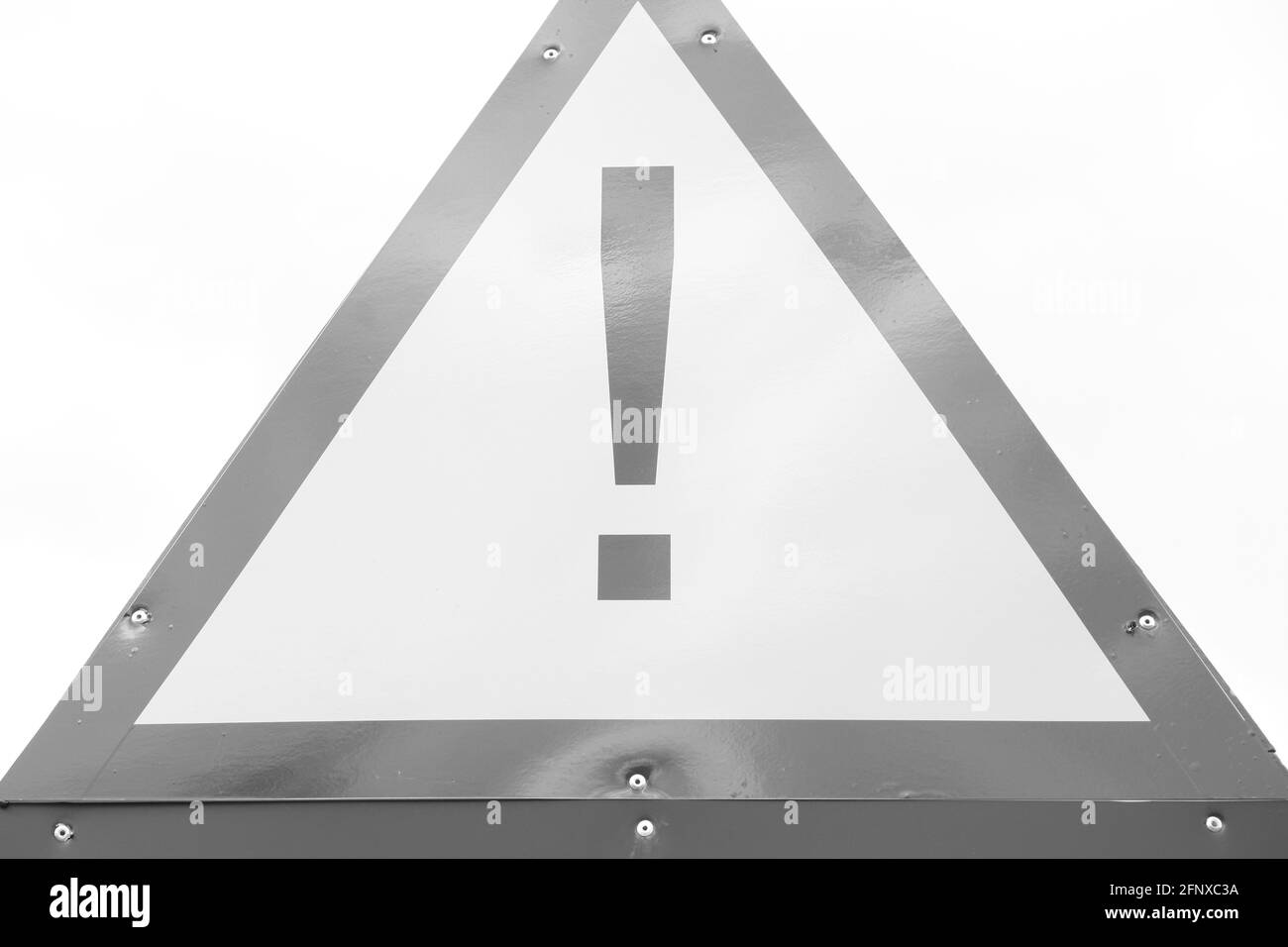 Avvertenza simbolo di pericolo triangolare rosso e giallo, preso all'esterno e senza Photoshop. Immagine in bianco e nero. Foto Stock