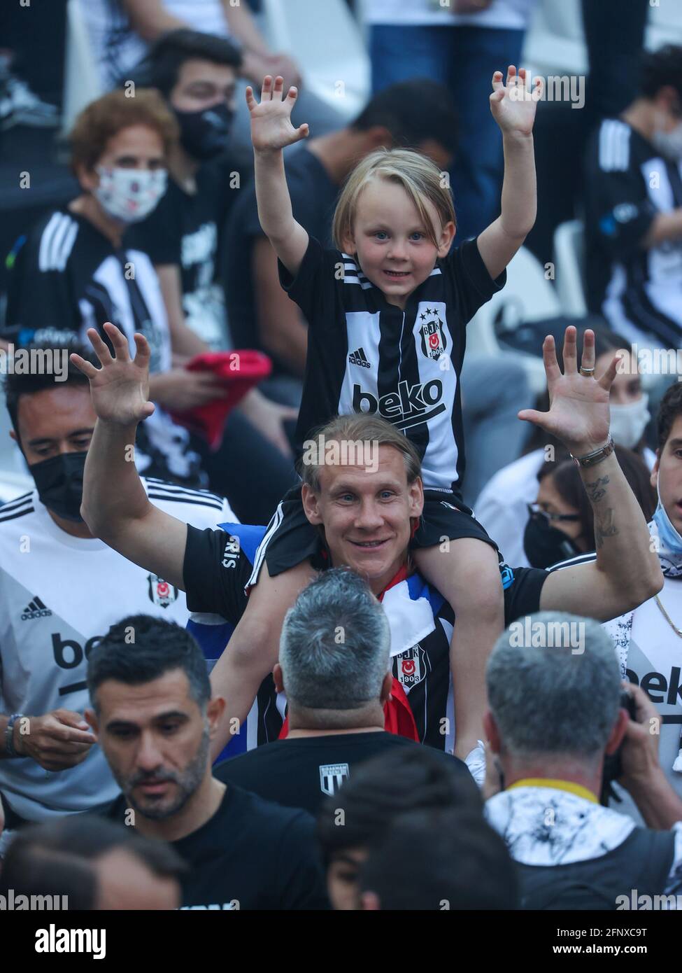 ISTANBUL, TURCHIA - 19 MAGGIO: Domagoj Vida di Besiktas durante la cerimonia di Coppa di Besiktas, dopo aver vinto il Turkiye Kupasi e Super Lig, al Vodafone Park il 19 maggio 2021 a Istanbul, Turchia (Orange Pictures) Foto Stock