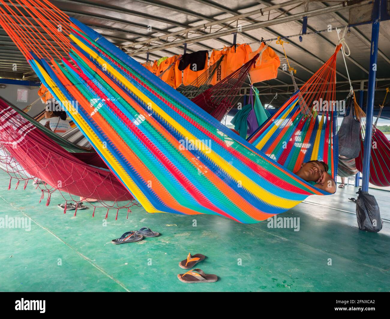 Rio delle Amazzoni, Perù - 19 settembre 2019: Molte belle amache colorate sulla barca cargo. Amazzonia, sentiero da Santa Rosa a Iquitos. Rio delle Amazzoni, Perù Foto Stock