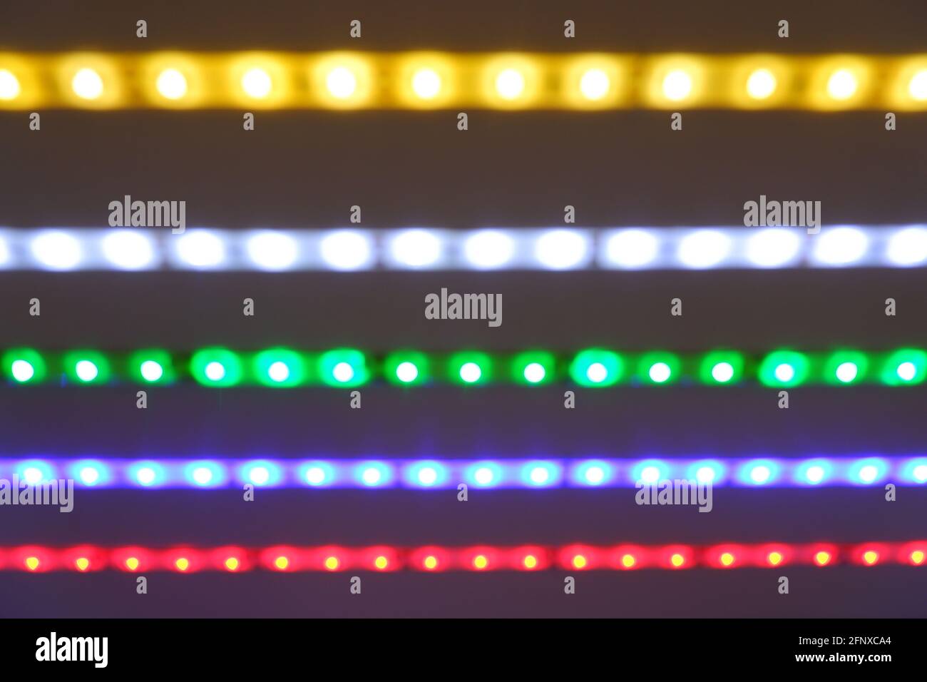 Strisce di LED di colori diversi orizzontalmente e parallele tra loro. Foto Stock