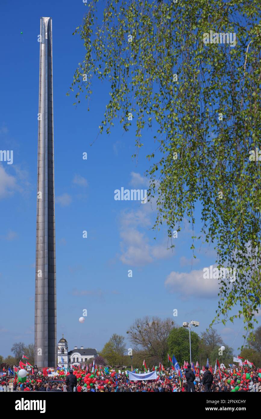 Sfilata e dimostrazione di civili nella fortezza di Brest il 9 maggio. Foto Stock