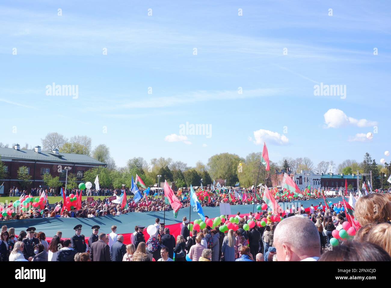 Sfilata e dimostrazione di civili nella fortezza di Brest il 9 maggio. Foto Stock