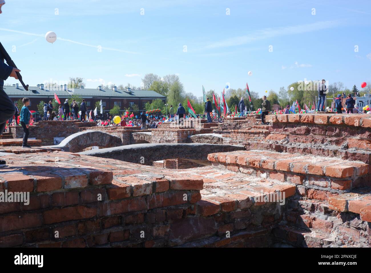 Sfilata e dimostrazione di civili nella fortezza di Brest il 9 maggio. Foto Stock