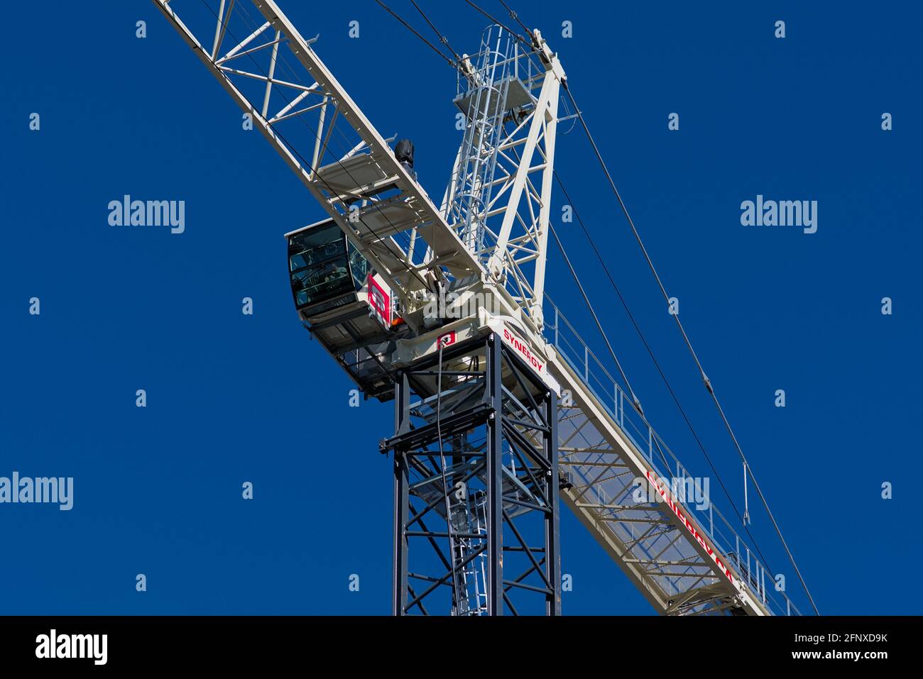 Cabina operatore di una gru a torre bianca contro un cielo blu bellissimo. Costruire un alto condominio a Ottawa, Ontario, Canada. Foto Stock